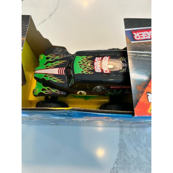 Monster Jam Grave Digger RC Truck 1:24 Scale Remote Control Monster Truck - Picture 7 of 9